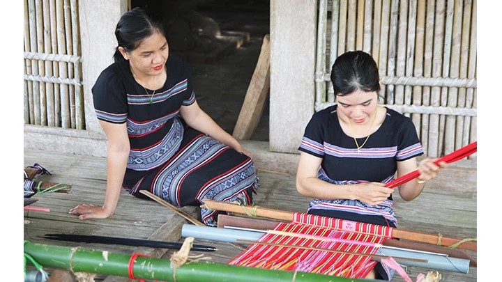 Phối mầu cách tân thổ cẩm.