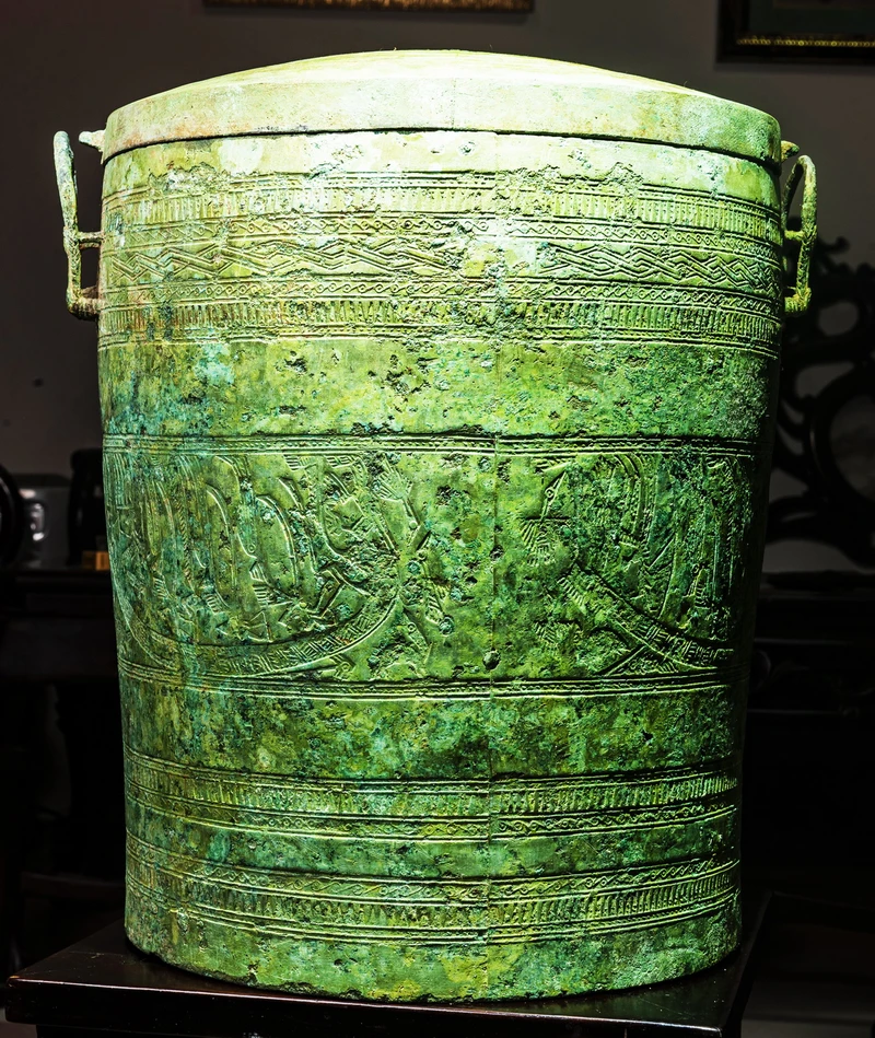 Thạp đồng Kính Hoa (niên đại thuộc thế kỷ III-II trước Công nguyên).