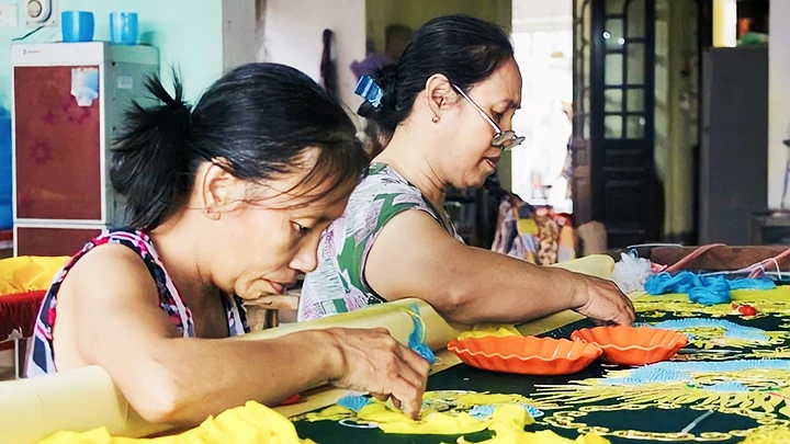 Nghề thêu ở Đông Cứu còn ít được giới trẻ quan tâm.
