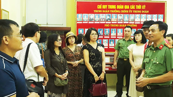 Các nhà văn tìm hiểu thực tế về chiến tranh cách mạng và lực lượng cảnh vệ Công an nhân dân.