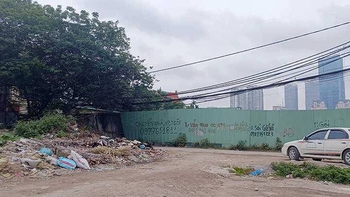 Nhiều bãi đất trống bị tận dụng làm nơi tập kết rác thải.