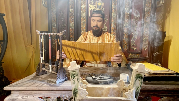 Diễn viên Thiện Tùng trong vai Vua Lê Đại Hành.