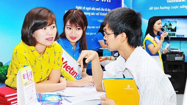 Tìm hiểu thông tin về gói hỗ trợ tín dụng mua nhà. Ảnh: HẢI NAM