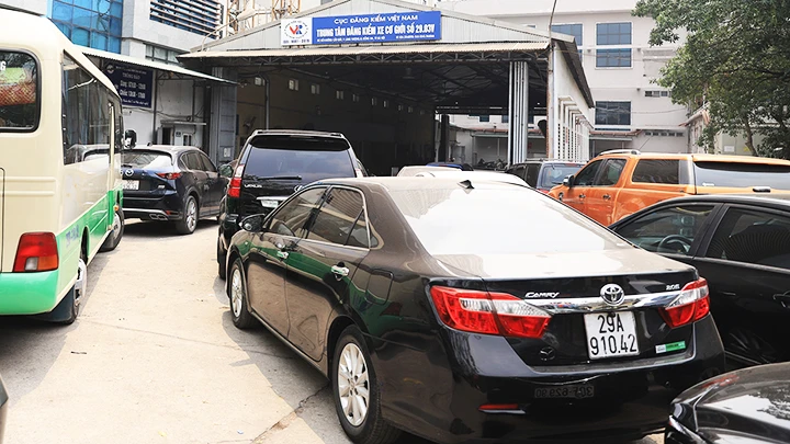 Xe xếp hàng dài chờ đăng kiểm tại một trung tâm ở Hà Nội.