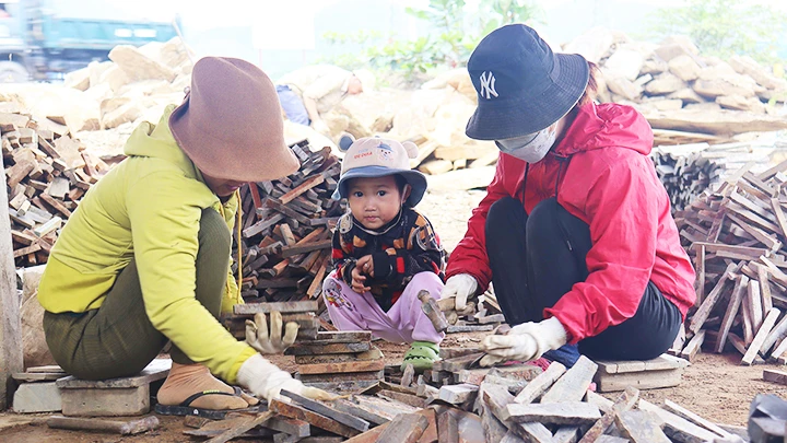 Gia đình chị Đào chẻ đá thành phẩm.