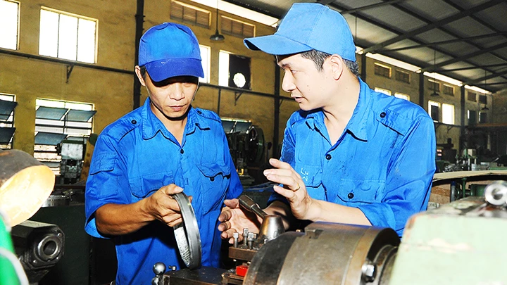 Cần đầu tư nâng cao năng lực sản xuất của ngành cơ khí trong nước. Ảnh: HẢI NAM