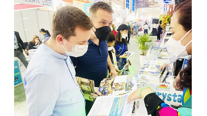 Du khách quốc tế tìm hiểu thông tin tại VITM Hà Nội 2022.