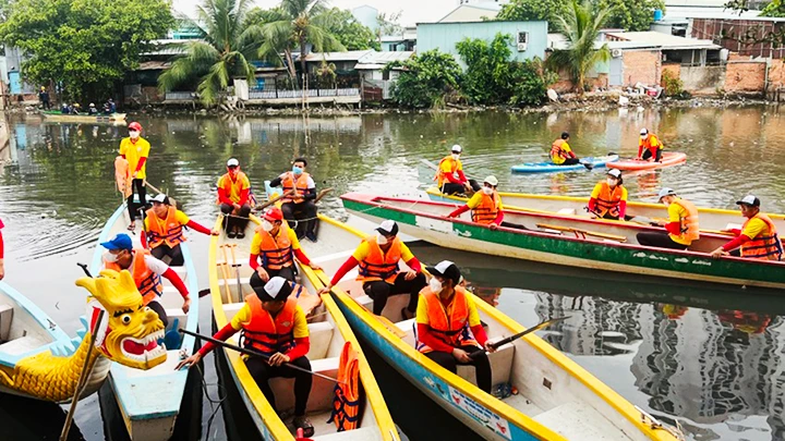 Tổ chức vớt rác trên kênh, rạch để khơi thông nguồn nước.