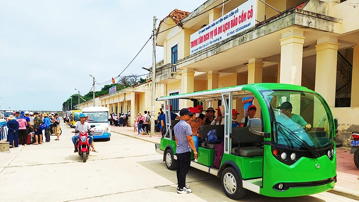 Khách du lịch ra thăm đảo Cồn Cỏ.