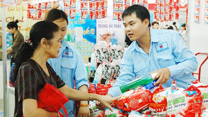 Chỉ số giá tiêu dùng CPI tháng 4 tăng 2,8% so cùng kỳ nhưng giảm nhẹ 0,3% so tháng trước. Ảnh: NGUYỆT ANH