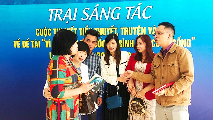 Các nhà văn tham dự Trại sáng tác văn học về đề tài “Vì an ninh Tổ quốc và bình yên cuộc sống”.