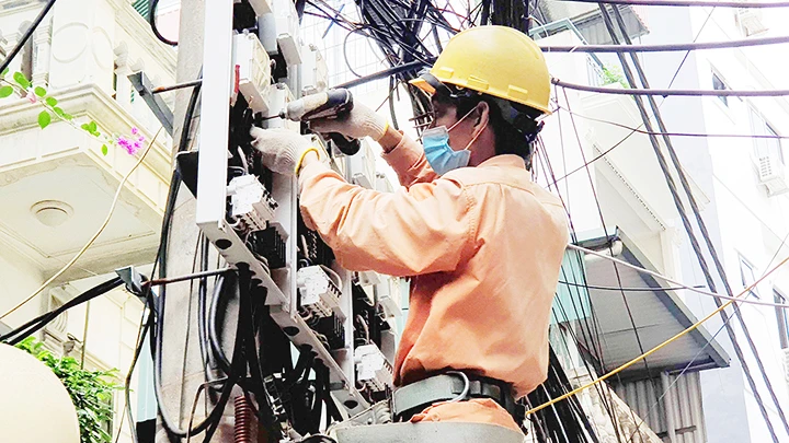 Kiểm tra đồng hồ đo đếm điện. Ảnh: NGUYỄN MINH