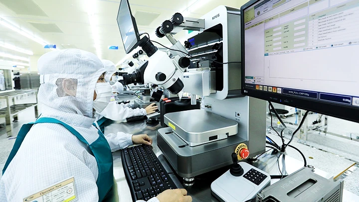 Kỹ thuật viên kiểm tra chất lượng sản phẩm tại Công ty TNHH Hana Micron Vina 100% vốn đầu tư của Hàn Quốc ở tỉnh Bắc Giang. Ảnh: TTXVN