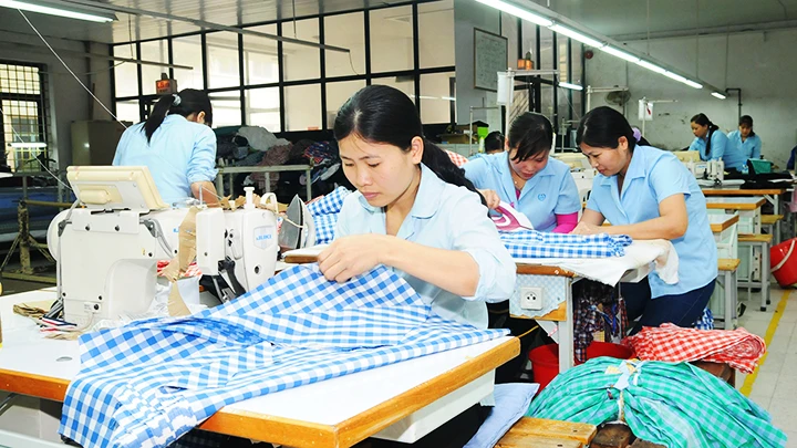 Các doanh nghiệp dệt may cần xây dựng kế hoạch sản xuất, kinh doanh phù hợp để thích ứng với điều kiện phát triển mới. Ảnh: HẢI NAM