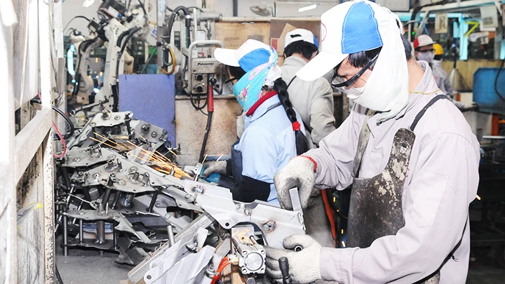 Sản xuất tại doanh nghiệp có vốn đầu tư nước ngoài. Ảnh: NAM ANH
