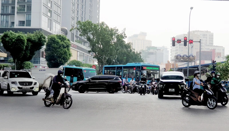 Cần tuân thủ luật khi tham gia giao thông. Ảnh: SONG ANH