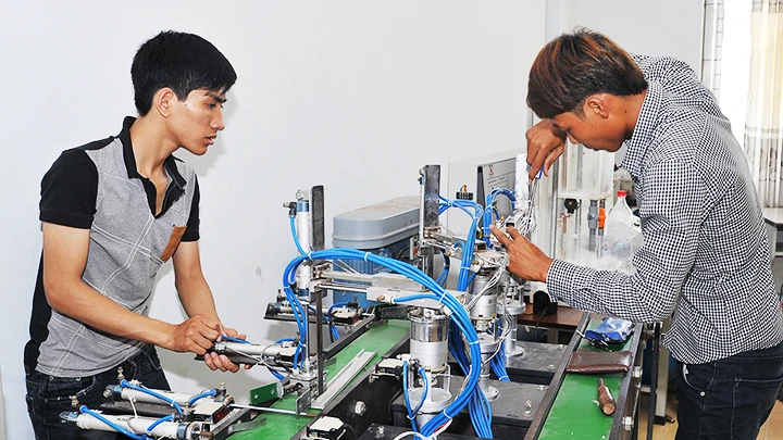 Đào tạo nguồn nhân lực chất lượng để thu hút các ngành công nghiệp, công nghệ cao. Ảnh: NAM ANH