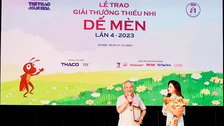Nhà văn Trần Đức Tiến phát biểu khi nhận Giải Hiệp sĩ Dế Mèn.