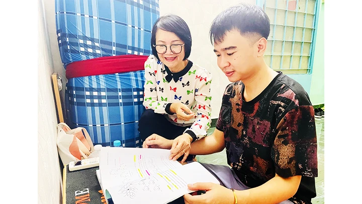 Với bà Dương Thị Kim Dung, được chở che, giúp đỡ sinh viên nghèo là niềm vui trong cuộc sống. 