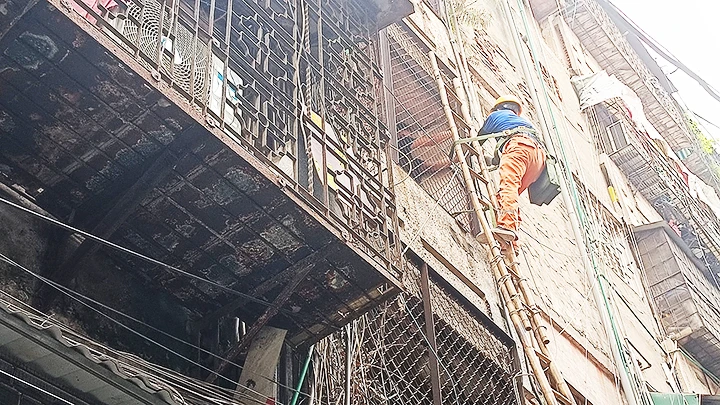 Công nhân thực hiện sửa chữa, bảo trì lưới điện.