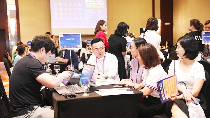 Các doanh nghiệp lữ hành hai nước đang tìm hiểu thông tin tại chuỗi sự kiện.