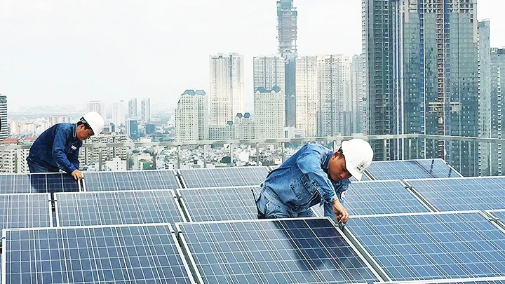 Lắp đặt hệ thống điện mặt trời mái nhà. Ảnh: EVN