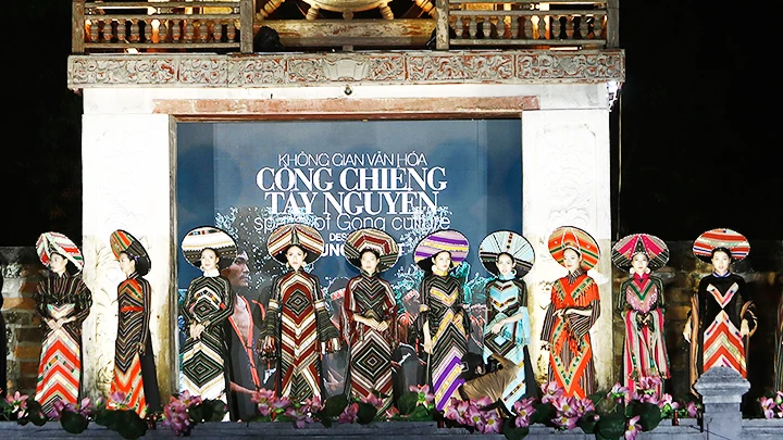 Một bộ thiết kế áo dài từ cảm hứng di sản văn hóa cồng chiêng Tây Nguyên.