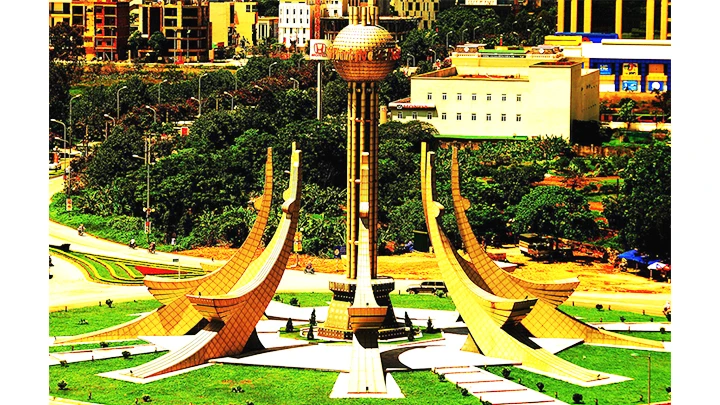 Tượng đài năm con chim Lạc ở cửa ngõ thành phố Thanh Hóa. Ảnh: TRỊNH SINH