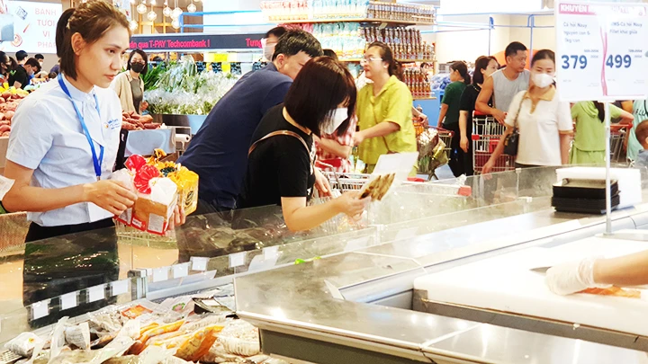 Người tiêu dùng quan tâm đến giá niêm yết trên sản phẩm. Ảnh: HẢI NAM