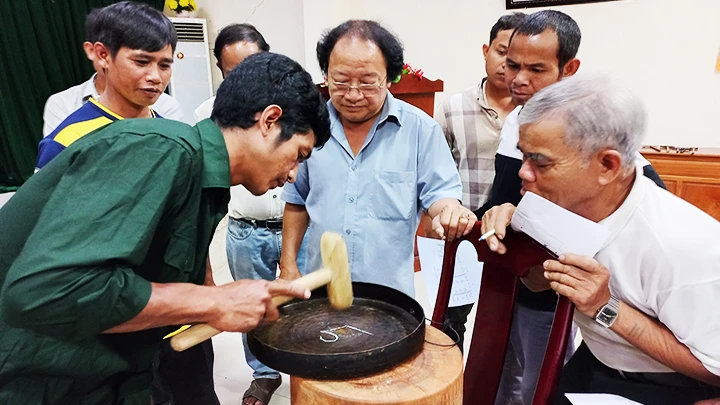 Tập chỉnh chiêng dưới sự hướng dẫn của thầy và sự quan sát của các học viên.