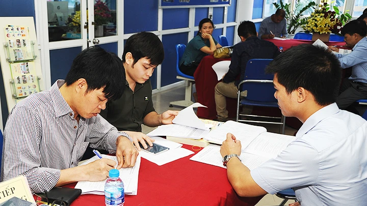 Hỗ trợ tư vấn tìm việc làm cho người lao động. Ảnh: SONG ANH
