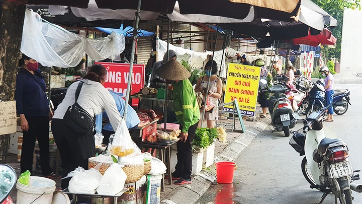 Công tác quản lý trật tự vỉa hè ở nhiều nơi vẫn còn lỏng lẻo. Ảnh SONG ANH