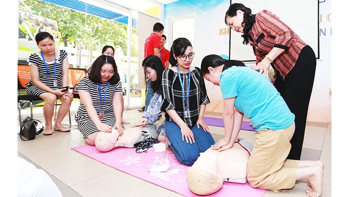 Lớp hướng dẫn kỹ năng cần thiết trong sơ cứu, cấp cứu cho trẻ em. Ảnh: NGUYỆT ANH
