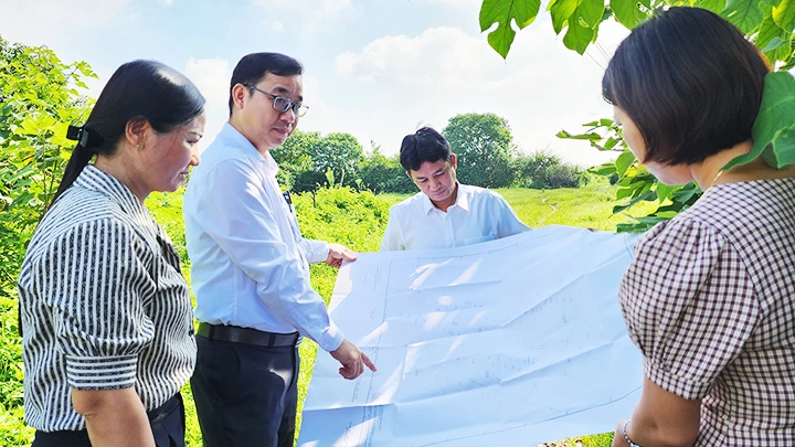 Cán bộ xã Kim Hoa xuống cơ sở giải đáp thắc mắc cho người dân.