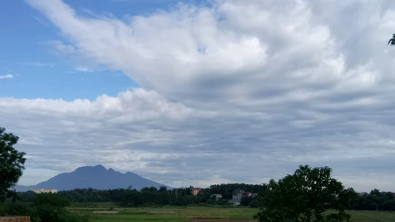 Núi Ba Vì - Biểu tượng văn hóa lớn của xứ Đoài và cả vùng châu thổ sông Hồng.