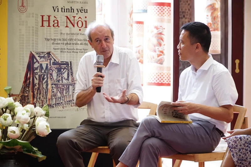 Tác giả Martín Rama (trái) chia sẻ trong buổi tọa đàm ra mắt sách mới. Ảnh: ANH VŨ