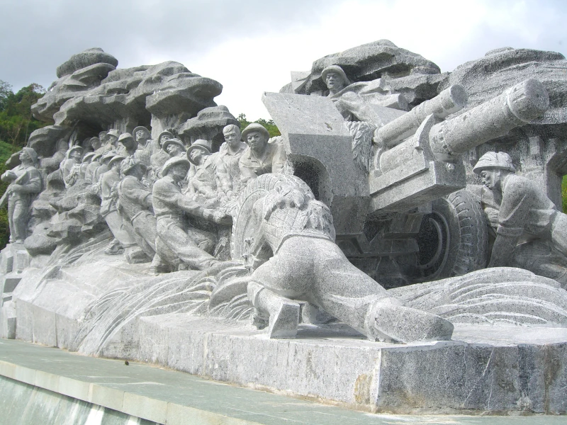 Cụm tượng đài “Kéo pháo”.
