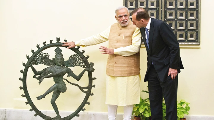 Thủ tướng Ấn Độ Modi (trái) với tượng thần Nataraja do Australia trao trả năm 2014. Ảnh: AFP