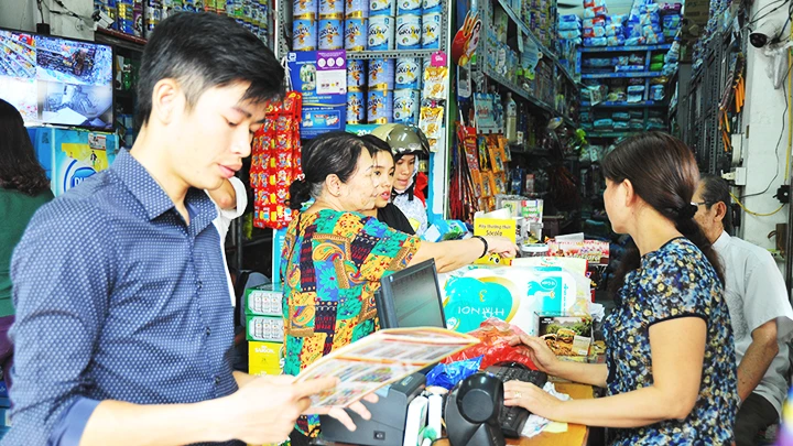 Dân số đô thị hóa nhanh giúp cho ngành bán lẻ tạp hóa tăng trưởng mạnh. Ảnh: NAM ANH
