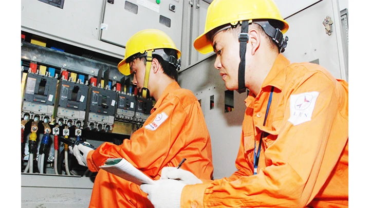 Việc điều chỉnh giá điện sẽ tác động đến mọi mặt đời sống xã hội. Ảnh: BẮC SƠN