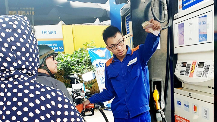 Biến động giá xăng dầu ảnh hưởng khá lớn đến đời sống xã hội. Ảnh: NAM ANH