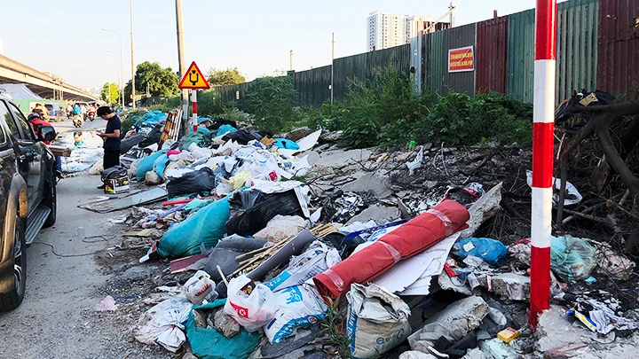 Bãi rác lộ thiên trên hè đường Nguyễn Xiển.