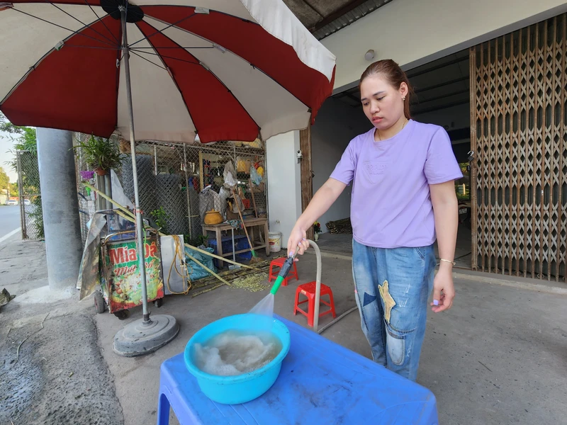 Nhiều hộ dân dọc tuyến đường Tản Lĩnh - Yên Bài (Ba Vì) chưa có nước sạch.