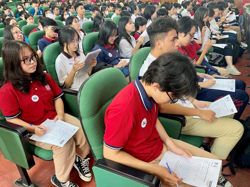 Học sinh, sinh viên Thủ đô tham gia dự thi vòng chung kết cấp thành phố Hội thi Olympic tiếng Anh học sinh, sinh viên toàn quốc năm 2023
