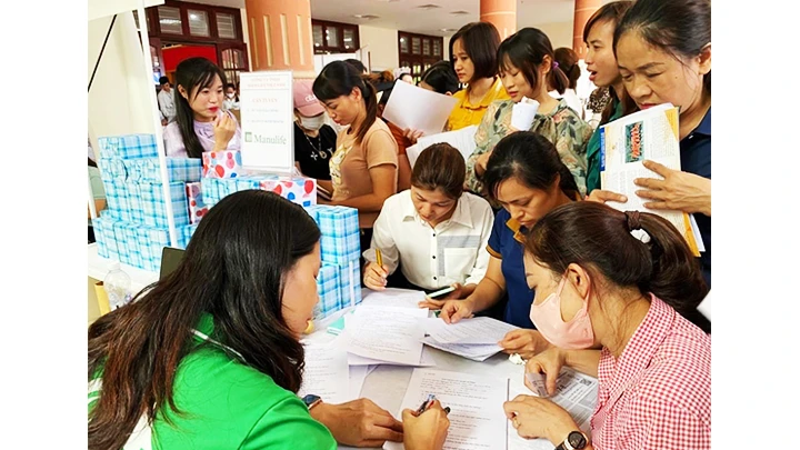 Các phiên giao dịch việc làm thu hút đông đảo người lao động. 
