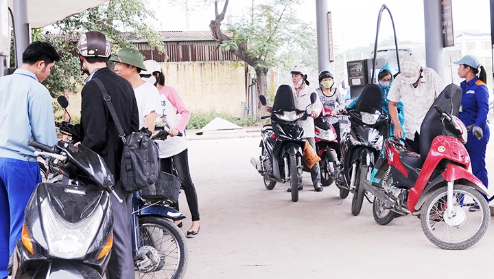 Quỹ bình ổn giá xăng, dầu được hình thành từ sự đóng góp của người dân khi mua xăng, dầu. Ảnh: SONG ANH