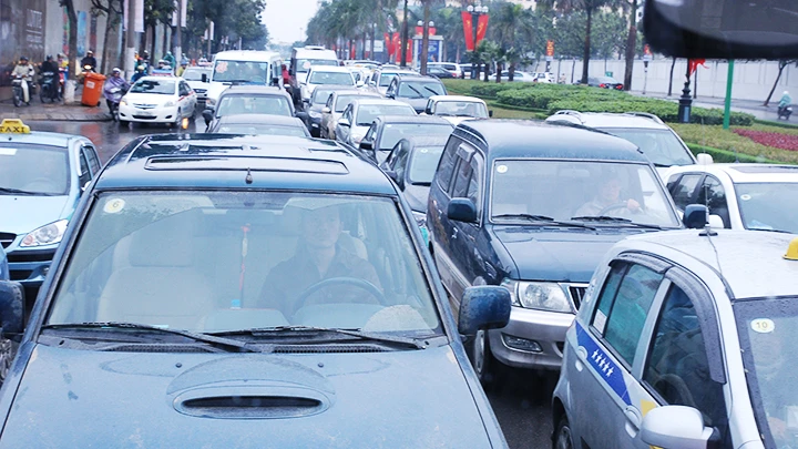 Nhiều tuyến đường thường xuyên ùn tắc giờ cao điểm. Ảnh: NAM NGUYỄN
