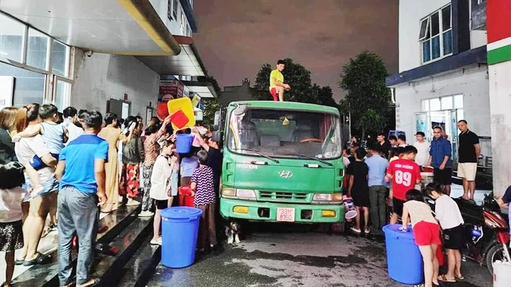 Tình trạng mất nước sạch ở Khu đô thị Thanh Hà diễn ra nhiều ngày qua. Ảnh: QUANG PHONG