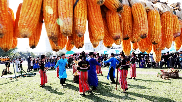 Say trong điệu múa tăng bu, tăng bẳng (mô phỏng hoạt động lấy nước sinh hoạt từ mó nước về nhà của người Cống).