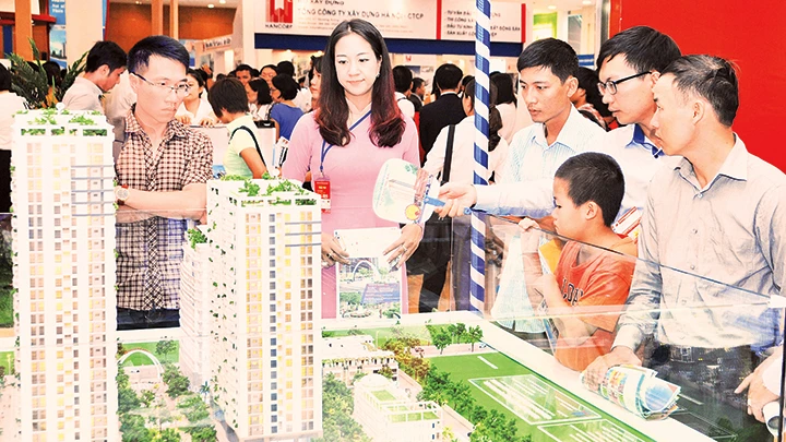 Các doanh nghiệp bất động sản mong được tháo gỡ vướng mắc pháp lý dự án và hỗ trợ về tài khóa. Ảnh: HẢI NAM